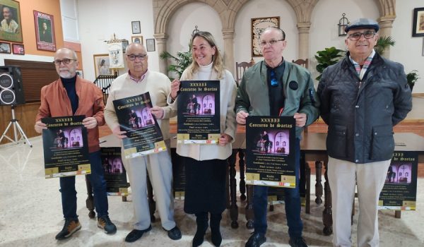 Miembros de la Peña Flamenca de Ronda junto a la delegada de Cultura en la sede del colectivo.