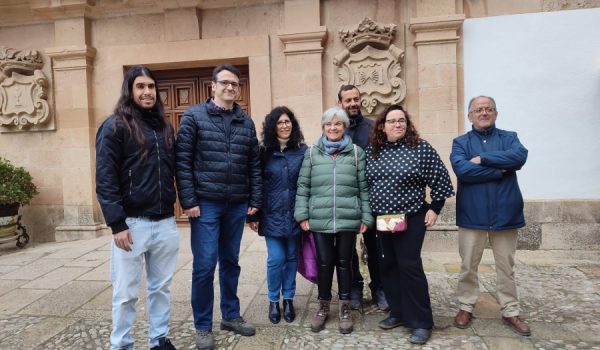 Miembros del grupo motor de la asamblea ciudadana junto a la entrada principal de la casa consistorial
