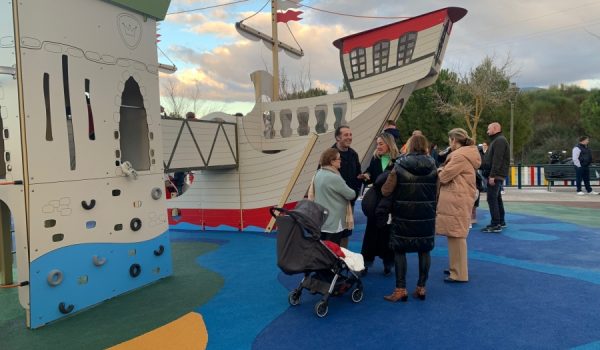La zona infantil cuenta con juegos inclusivos y suelo de protección de caucho