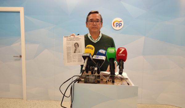 El parlamentario andaluz Daniel Castilla en la sede del PP en Ronda.