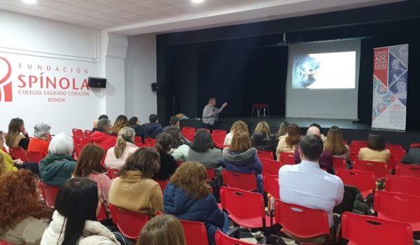 La ponencia tuvo lugar en el salón de actos del centro