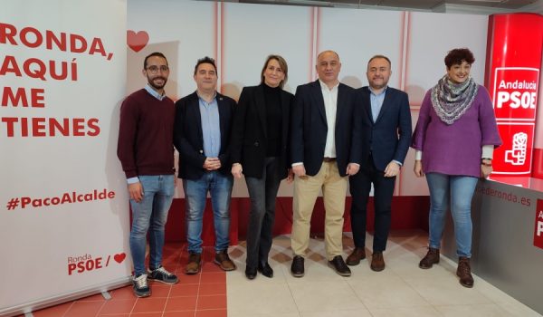 El candidato socialista junto a otros compañeros de partido esta mañana en la sede local.