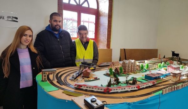 Francis, educadora social de AOPA, junto a Yanick y Pepe.