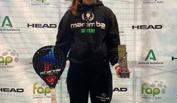 La alevín rondeña, tras proclamarse campeona provincial el pasado fin de semana junto a su compañera Paula Vázquez