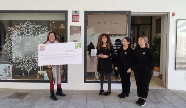 Carmen Torres, presidenta de AYUCA, ha recibido el cheque de parte del personal de WAPA