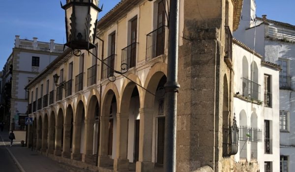 Calle Armiñán, una de las arterias principales del casco antiguo de la ciudad.
