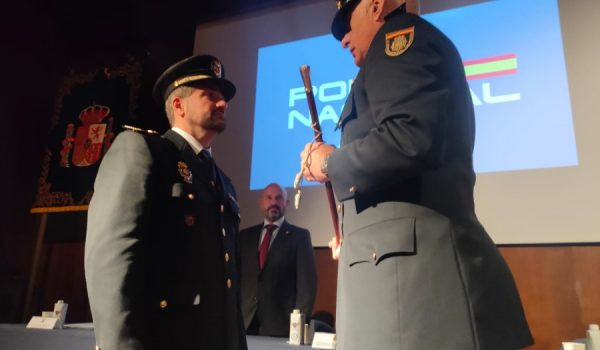 Cuellar ha recibido el bastón de mando de la Comisaría de manos del Comisario Principal Jefe Provincial, Enrique Barón Castaño