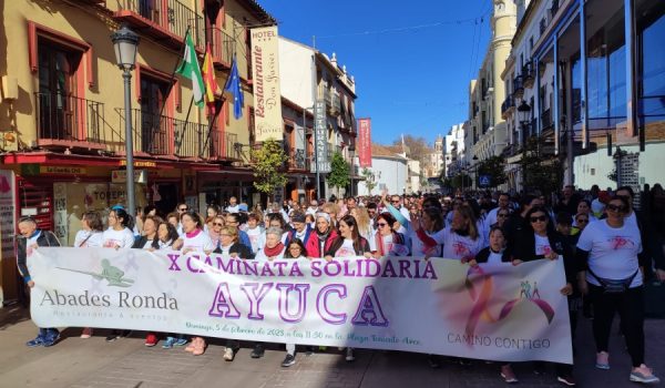 Una enorme pancarta encabezaba la marcha con el lema de este año, "Camino Contigo".