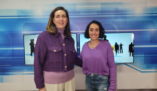 La delegada de Igualdad y Mujer, Cristina Durán, junto a la presidenta de Rondafem, Lorena Peña.