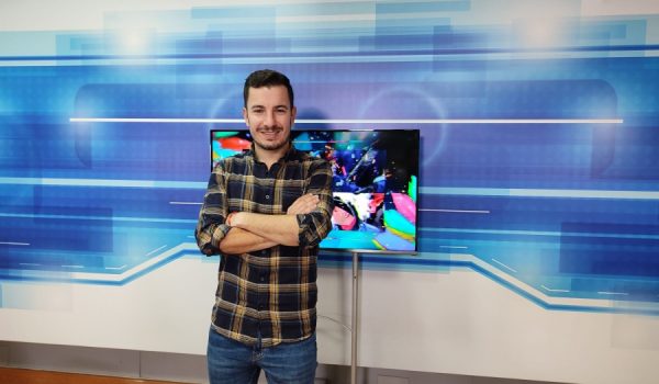 Macías en el plató de Canal Charry TV.