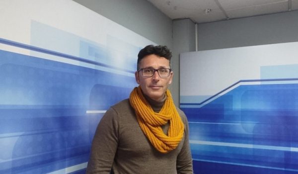 El geógrafo Manuel Perujo en los estudios de Charry TV