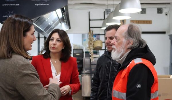 María de la Paz Fernández y Antonio Lasanta en El Golimbreo, donde se prepara la comida que se reparte entre los usuarios del Comedor Social.