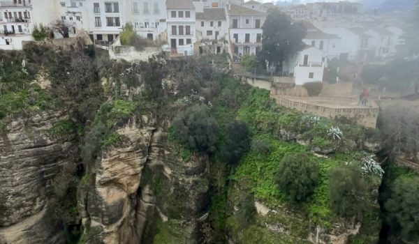 Imagen de los Jardines de Cuenca, en las cornisas del Tajo
