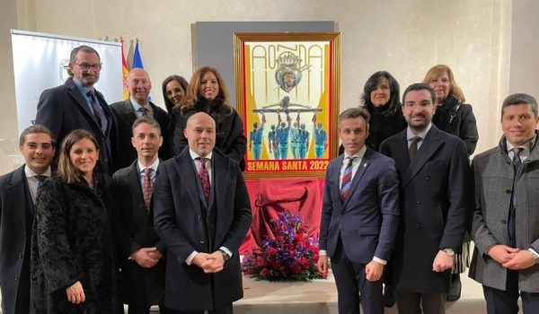 La Junta de Gobierno de la Agrupación de Hermandades y Cofradías junto al cartel de la Semana Santa de 2023