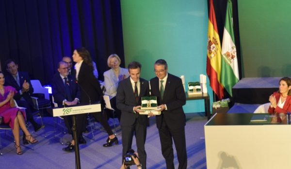 Ruiz Arrocha recogiendo el reconocimiento a la  Agrupación