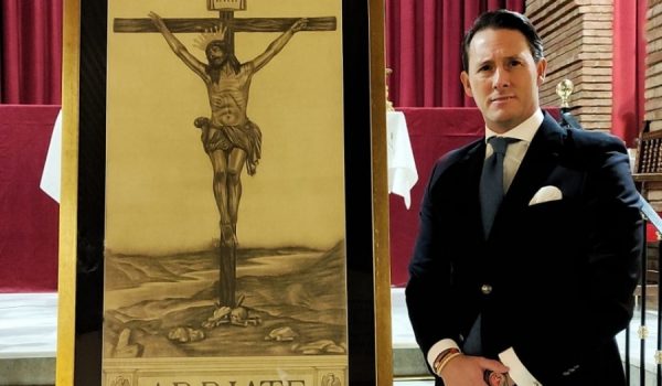 El autor posa con su obra en la presentación