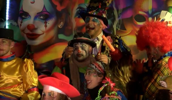 Francisco Pascual, el Dios Momo, en su carroza cantando