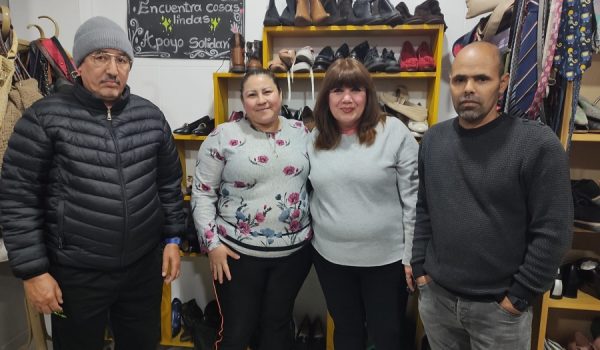 Brahim, Sandra, Beatríz y Selma en la tienda de Low Cost, ubicada en calle Jerez.