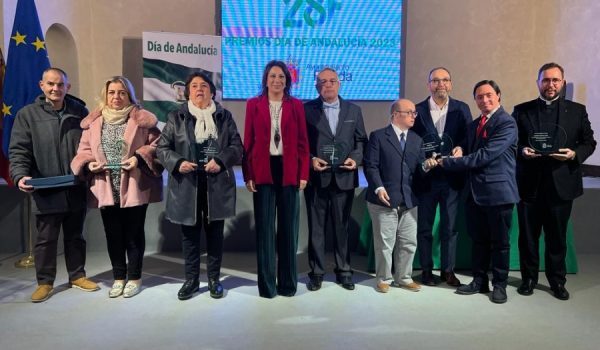 La alcaldesa de Ronda junto a los galardonados