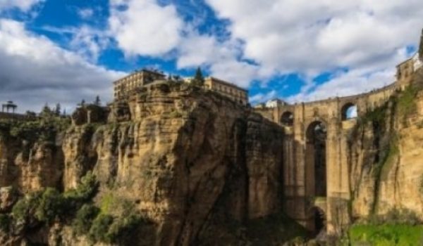 El Puente Nuevo, símbolo de la ciudad, es uno de los reconocimientos que hace la IA