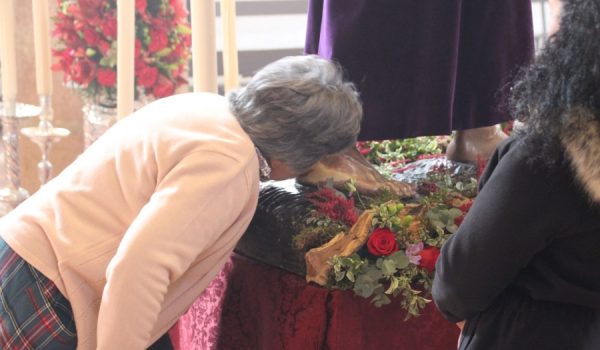 Un momento del besapiés.