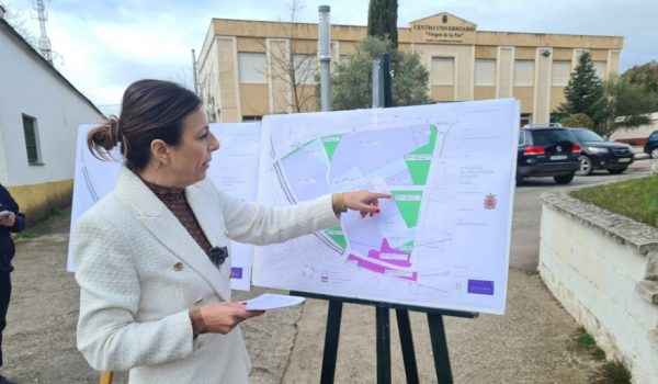 María de la Paz Fernández explicando cómo sería la renovación de El Fuerte