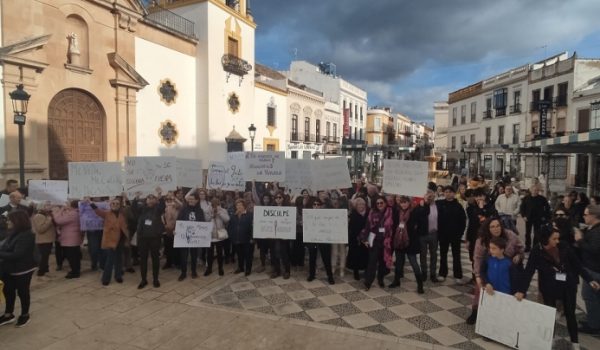 Casi un centenar de rondeños se han acercado hasta la Plaza del Socorro