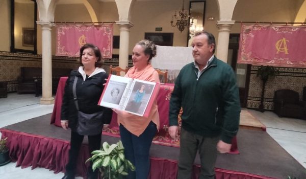 Parte de la comisión muestra el dossier realizado sobre su trayectoria.