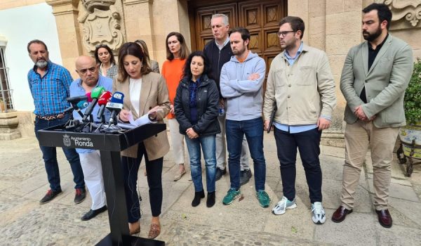 Fernández ha comparecido esta tarde junto con su equipo de gobierno y la edil Pepi Valle.
