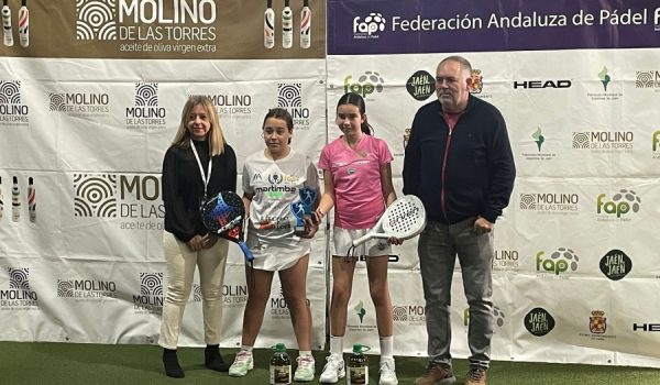 Yaiza Martín, junto a su compañera Fabiola Polvillo, recibiendo el trofeo