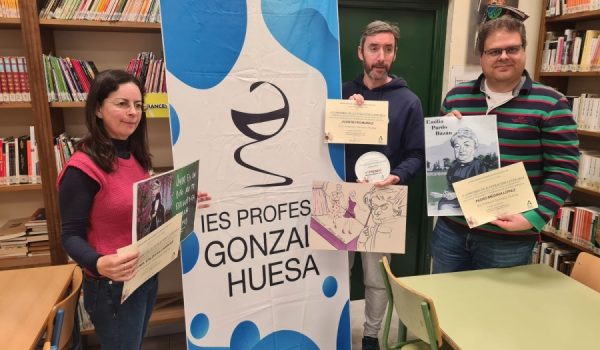 Responsables del instituto Gonzalo Huesa, con los premios.
