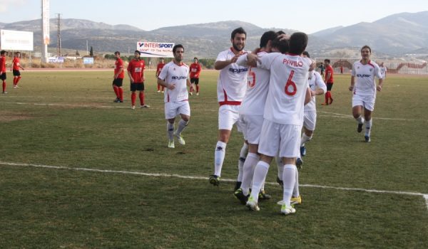 Los rondeños celebran el primer gol, materializado por Pablo Domínguez, de penalti.