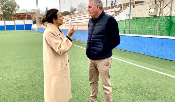 La alcaldesa y el delegado de Deportes en el polideportivo