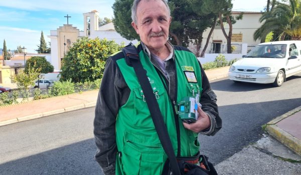 Manu Pérez vende por las mañanas en la barriada de La Dehesa.