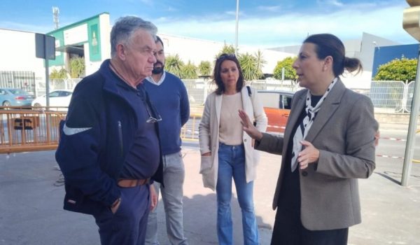 La alcaldesa de Ronda ha visitado a los nuevos empleados en las obras de El Fuerte