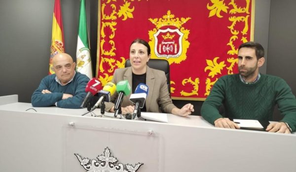 Por la izquierda, Jesús Vázquez, edil de Urbanismo; la alcaldesa, María de la Paz Fernández; y Pablo Bravo, jefe de Aqualia en Ronda.