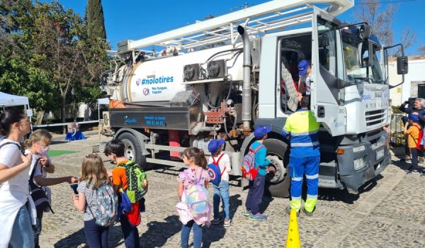 Alumnos visitando un camión de saneamiento de Aqualia.