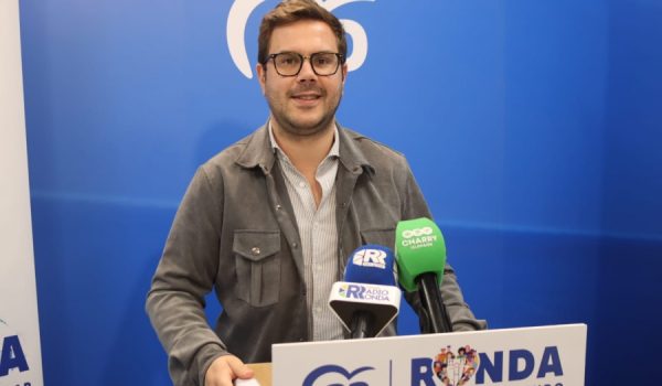 El portavoz del grupo municipal del PP, Ángel Martínez.