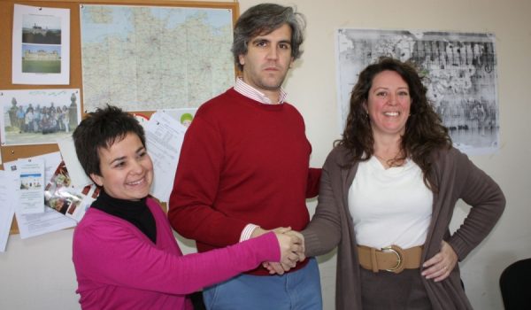 Representantes de la asociación Raíces, junto al delegado municipal de Bienestar Social.