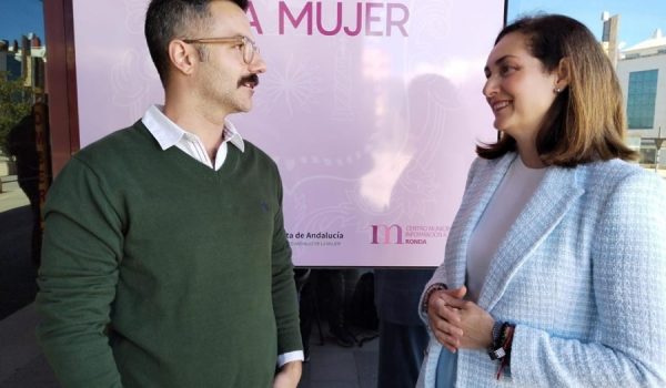 El psicólogo Borja Rodríguez y Cristina Durán, concejala de Igualdad.
