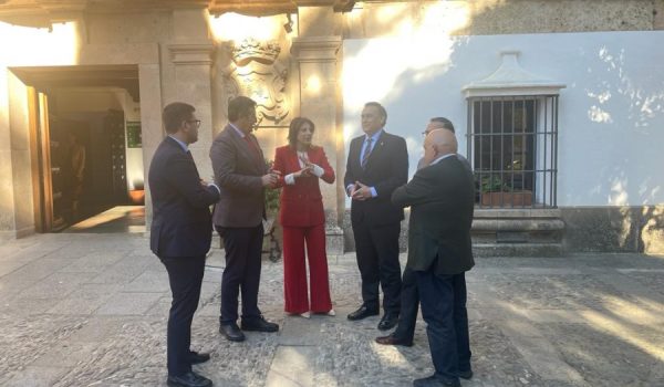 Villamandos y María de la Paz Fernández en la puerta del Ayuntamiento de Ronda
