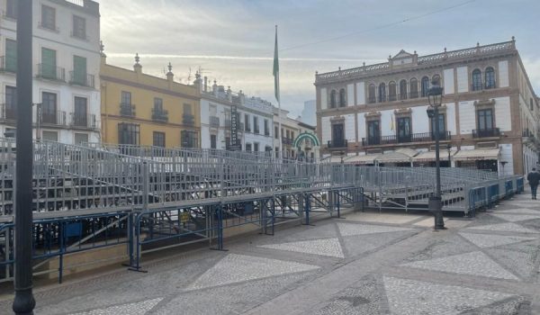 Montaje de la Tribuna en la plaza del Socorro.