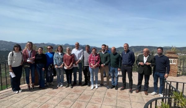 Foto de familia de los alcaldes y representantes políticos implicados, entre otros colectivos.