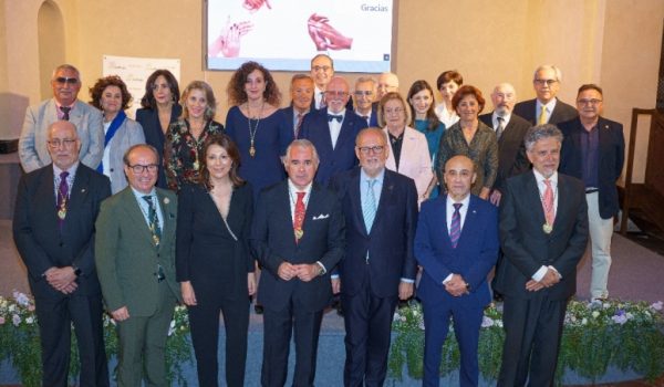 Foto de familia en el acto de entrega de reconocimientos