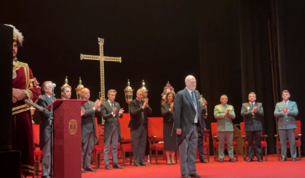 El pregonero recibió un largo aplauso por parte del público asistente