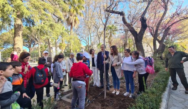 Uno de los ejemplares se ha plantado en la Alameda con la participación de alumnos del Vicente Espinel.