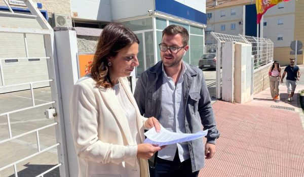 María de la Paz Fernández, junto al concejal Ángel Martínez, tras interponer la denuncia en la Comisaría de la Policía Nacional
