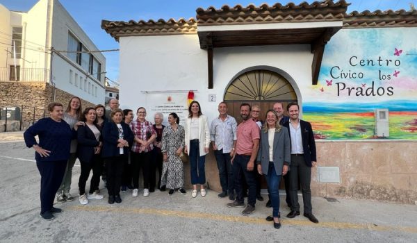 El centro cívico y la biblioteca fueron inaugurados este miércoles por la alcaldesa, María de la Paz Fernández.