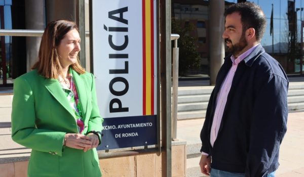 A la izquierda, Cristina Durán, delegada de Seguridad Ciudadana; y el edil Alberto Serrano, de Tráfico.