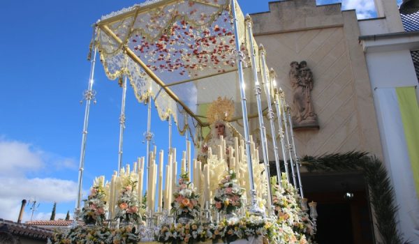 María Santísima de la Paloma, justo después de su salida de la Iglesia de San Antonio de Padua.